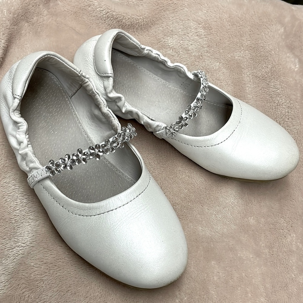 Big Girls Size 4 White Leather Flats w/ Flower Rhinestone Strap Wedding Dance